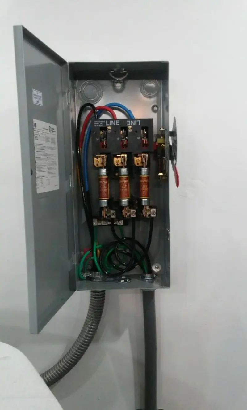 Three-phase disconnect switch installed for Smoke Detector Installation in Laureles